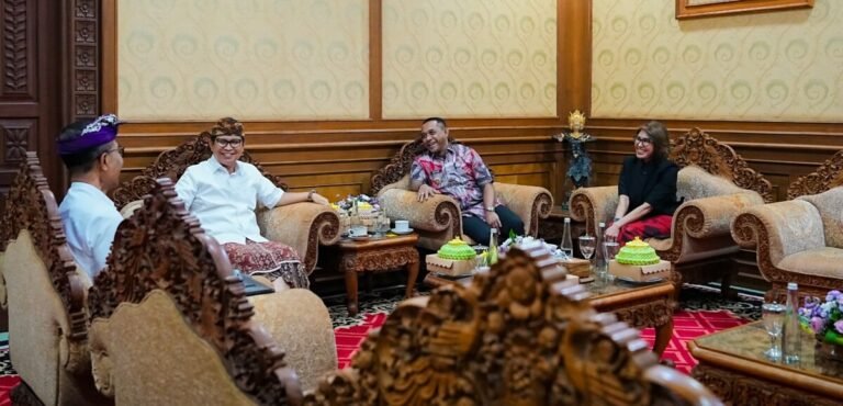 Bupati Wayan Adi Arnawa saat menerima kunjungan kerja Bupati Manggarai, Herybertus G. L. Nabit, bersama Ketua TP. PKK Kabupaten Manggarai, Nyonya Meldiyanti Hagur Nabit, di Puspem Badung, Kamis (16/7).