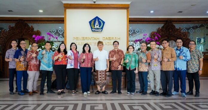 Bupati Wayan Adi Arnawa menerima kunjungan lapangan dan wawancara dari PT. Sarana Multi Infrastruktur (PT. SMI) di Ruang Nayaka I, Puspem Badung, Kamis (2/7).