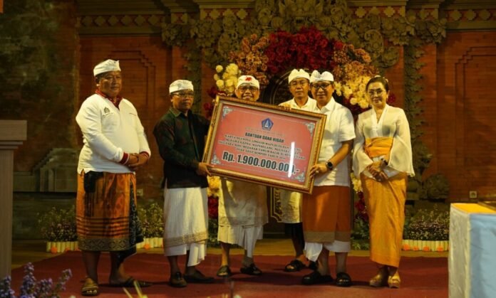 Bupati Adi Arnawa bersama Nyonya Rasniathi Adi Arnawa menghadiri Karya Ngenteg Linggih, Padudusan Agung M di Desa Adat Sempidi, Mengwi, Sabtu (4/7).