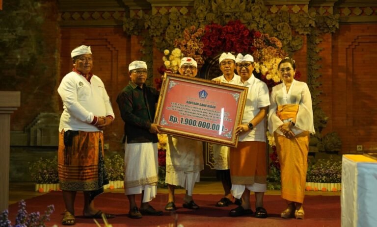 Bupati Adi Arnawa bersama Nyonya Rasniathi Adi Arnawa menghadiri Karya Ngenteg Linggih, Padudusan Agung M di Desa Adat Sempidi, Mengwi, Sabtu (4/7).