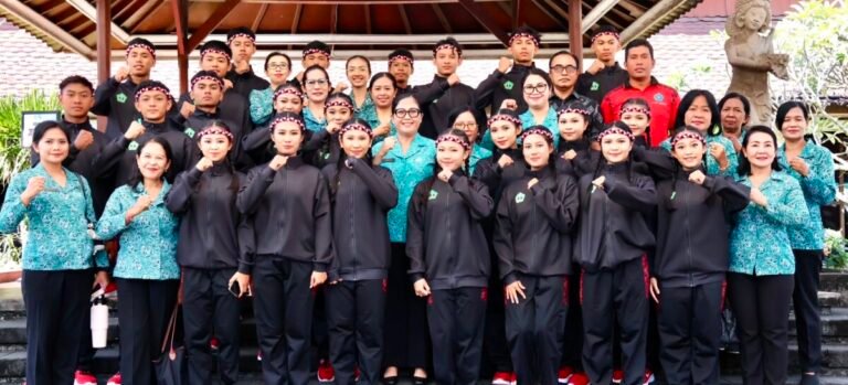 Ketua TP PKK Kabupaten Tabanan, Rai Wahyuni Sanjaya atau yang akrab disapa Bunda Rai, memberikan dukungan langsung kepada para pelajar yang mewakili Kabupaten Tabanan dalam rangkaian lomba Hari Kesatuan Gerak (HKG) PKK ke-54 Tingkat Provinsi Bali Tahun 2026.