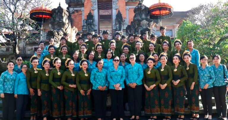 Ketua Tim Penggerak (TP) PKK Kabupaten Tabanan, Rai Wahyuni Sanjaya atau Bunda Rai, memberikan dukungan langsung kepada kontingen Kabupaten Tabanan yang tampil dalam Lomba Paduan Suara pada rangkaian Puncak Peringatan Hari Kesatuan Gerak (HKG) PKK ke-54 Tingkat Provinsi Bali Tahun 2026.