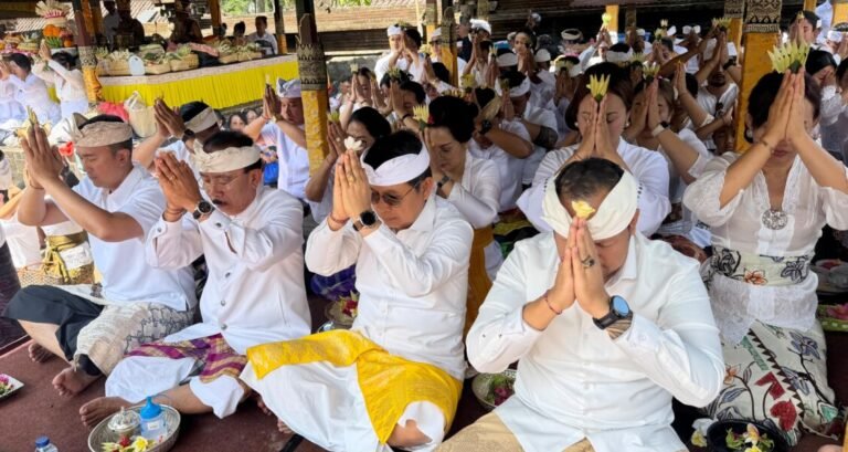 Pemerintah Kabupaten Badung menunjukkan komitmennya dalam menjaga nilai spiritual, adat, dan kebersamaan umat Hindu melalui pelaksanaan bhakti penganyaran di Pura Kahyangan Jagat Mandara Giri Semeru Agung, Desa Senduro, Kabupaten Lumajang, Jawa Timur, Jumat 10 Juli 2026.