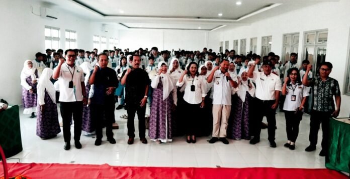 Bunda Anti Narkoba Kabupaten Badung, Nyonya Rasniathi Adi Arnawa, saat kegiatan MPLS yang dirangkaikan dengan penyuluhan bahaya narkoba bagi siswa baru di SMK TI Global Kuta Utara, Rabu (15/7).