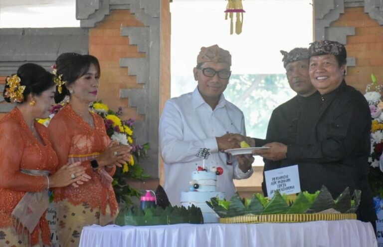 Sekretaris Daerah Kota Denpasar, I Gusti Ngurah Eddy Mulya, saat menghadiri puncak peringatan HUT Ke-29 Perumda Air Minum Tirta Sewakadarma di Wantilan IPA Belusung, Denpasar, Rabu (1/7/2026).