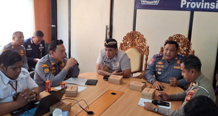 Pemerintah Kabupaten Badung melalui Dinas Perhubungan (Dishub) bersama Forum Lalu Lintas dan Angkutan Jalan (LLAJ) memutuskan memberlakukan rekayasa lalu lintas di kawasan Pecatu-Uluwatu, Kecamatan Kuta Selatan, secara permanen.