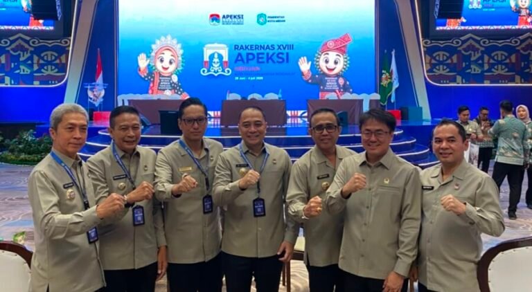Wali Kota Denpasar I Gusti Ngurah Jaya Negara yang juga menjabat Wakil Ketua Bidang Perkotaan dan Budaya Dewan Pengurus Pusat APEKSI menghadiri Rapat Pleno dalam rangka Rapat Kerja Nasional (Rakernas) APEKSI ke-XVIII Tahun 2026 yang digelar di Grand City Hall, Medan, Kamis 2 Juli 2026.