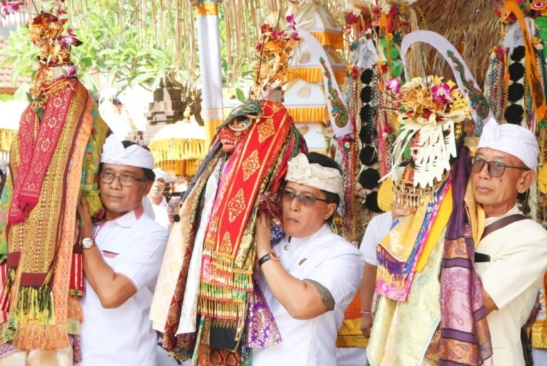 Wakil Gubernur Bali I Nyoman Giri Prasta menghadiri pelaksanaan Upacara Tawur Labuh Gentuh yang digelar di kawasan Catus Pata Desa Sibanggede, Kecamatan Abiansemal, Kabupaten Badung, Jumat 3 Juli 2026.