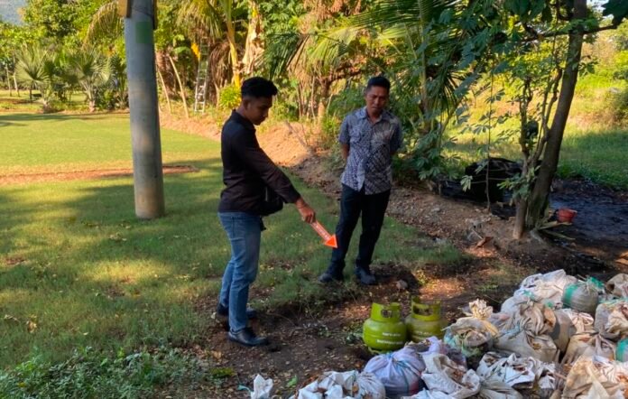 Polisi melakukan olah TKP dugaan percobaan pencurian dengan pemberatan di sebuah rumah di Banjar Dinas Enjung Sangiang, Desa Kaliasem, Kecamatan Banjar, Kabupaten Buleleng.
