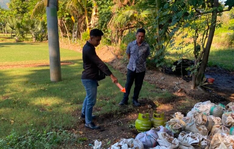Polisi melakukan olah TKP dugaan percobaan pencurian dengan pemberatan di sebuah rumah di Banjar Dinas Enjung Sangiang, Desa Kaliasem, Kecamatan Banjar, Kabupaten Buleleng.