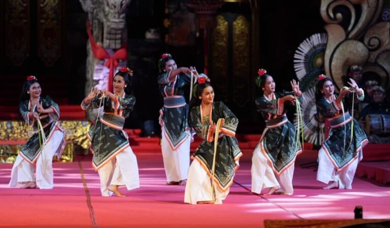 Duta Kabupaten Badung menghadirkan pertunjukan kolosal bertajuk "Sanggama Rohani" pada Pesta Kesenian Bali (PKB) XLVIII Tahun 2026 di Panggung Terbuka Ardha Candra, Taman Budaya Art Center Provinsi Bali, Jumat 3 Juli 2026 malam.