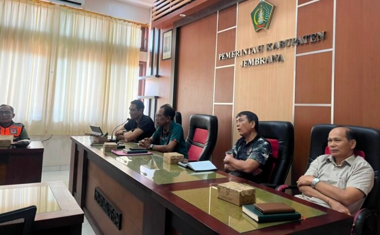 Sekda Jembrana I Made Budiasa memimpin rapat yang menyepakati penerapan teba komunal di desa dan kelurahan untuk pengelolaan sampah organik dan pengurangan beban TPA.