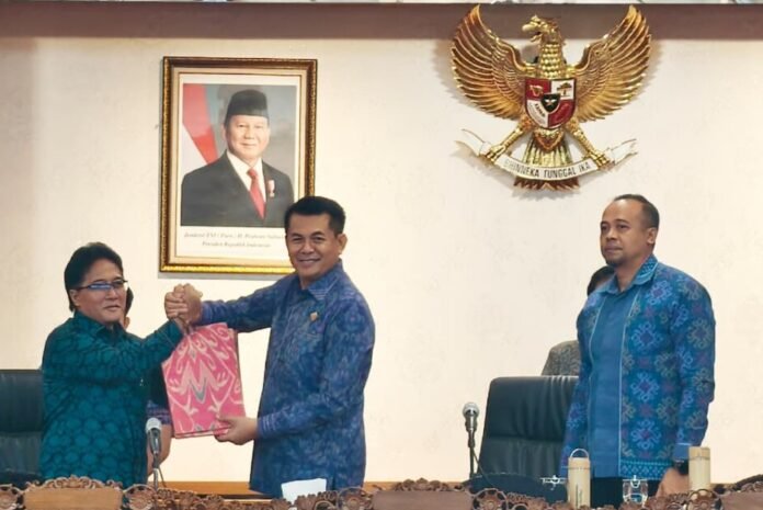 DPRD Provinsi Bali menggelar Rapat Paripurna ke-43 Masa Persidangan III Tahun Sidang 2025–2026 dengan agenda penyampaian pandangan umum fraksi-fraksi terhadap Rancangan Peraturan Daerah (Raperda) tentang Pertanggungjawaban Pelaksanaan APBD Provinsi Bali Tahun Anggaran 2025, di Ruang Sidang Utama DPRD Bali, Jumat 10 Juli 2026. Sumber foto: Humas DPRD Bali