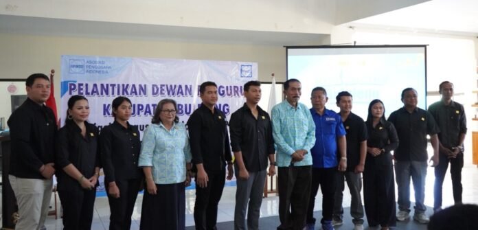 Kepengurusan baru Dewan Pengurus Kabupaten (DPK) Asosiasi Pengusaha Indonesia (APINDO) Kabupaten Buleleng masa bakti 2026–2031 resmi mulai menjalankan tugas setelah dilantik di Pusat Layanan Usaha Terpadu (PLUT) Buleleng, Jumat 10 Juli 2026.