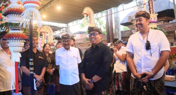 Wakil Walikota Denpasar I Kadek Agus Arya Wibawa bersama Anggota DPRD Provinsi Bali Anak Agung Gede Agung Suyoga, Ketua DPRD Kota Denpasar I Gusti Ngurah Gede dalam kesempatan pelaksanaan Lomba Penjor Mini rangkaian Meranggi Festival yang digelar Sekaa Teruna Yowana Dharma Laksana, Banjar Meranggi, Desa Kesiman Petilan, Kecamatan Denpasar Timur, Kamis (9/7/2026).
