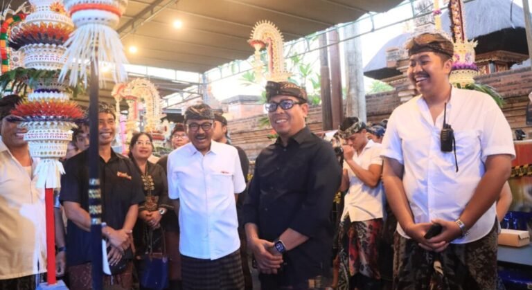 Wakil Walikota Denpasar I Kadek Agus Arya Wibawa bersama Anggota DPRD Provinsi Bali Anak Agung Gede Agung Suyoga, Ketua DPRD Kota Denpasar I Gusti Ngurah Gede dalam kesempatan pelaksanaan Lomba Penjor Mini rangkaian Meranggi Festival yang digelar Sekaa Teruna Yowana Dharma Laksana, Banjar Meranggi, Desa Kesiman Petilan, Kecamatan Denpasar Timur, Kamis (9/7/2026).