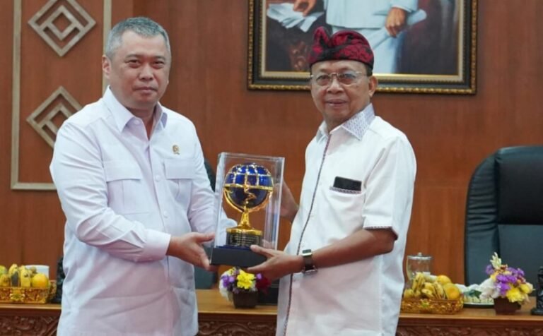 Penguatan sistem transportasi di Bali menjadi fokus pembahasan dalam pertemuan Gubernur Bali Wayan Koster dengan Menteri Perhubungan RI Dudy Purwagandhi di Ruang Rapat Kertha Sabha, Jayasabha, Denpasar, Kamis 9 Juli 2026.