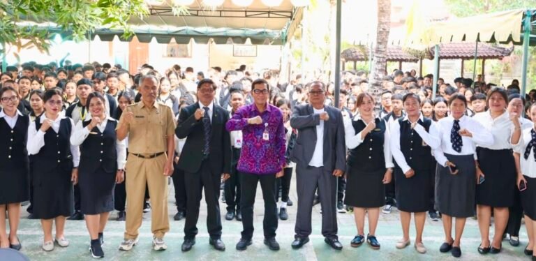 Sekretaris Daerah (Sekda) IGN Eddy Mulya hadir sebagai narasumber dalam kegiatan Masa Pengenalan Lingkungan Sekolah (MPLS) di SMK PGRI 4 Denpasar, Senin (13/7/2026).