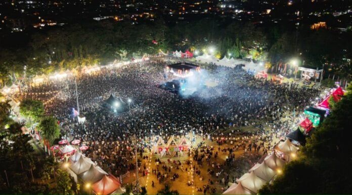 Suasana meriah pada hari terakhir pelaksanaan Denpasar Youth Festival (D'Youth Fest) 6.0 Tahun 2026 di Kawasan Lapangan Puputan I Gusti Ngurah Made Agung, Denpasar, Minggu (12/7/2026) malam.