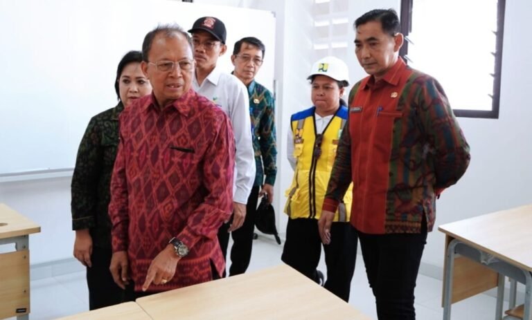 Gubernur Bali Wayan Koster meninjau langsung progres pembangunan Sekolah Rakyat Terintegrasi 3 Provinsi Bali di Desa Tulamben, Kecamatan Kubu, Kabupaten Karangasem, Senin 13 Juli 2026.