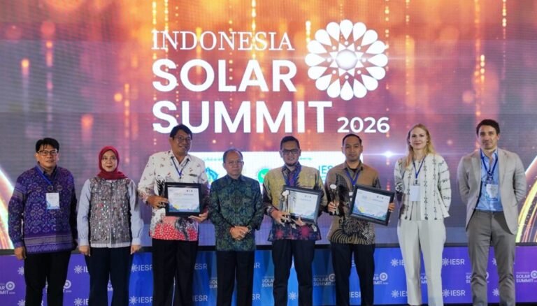 Institute for Essential Services Reform (IESR) menegaskan pentingnya percepatan pemanfaatan energi surya sebagai langkah strategis untuk memenuhi kebutuhan listrik nasional, memperkuat kemandirian energi, sekaligus mendorong pertumbuhan ekonomi rendah karbon.