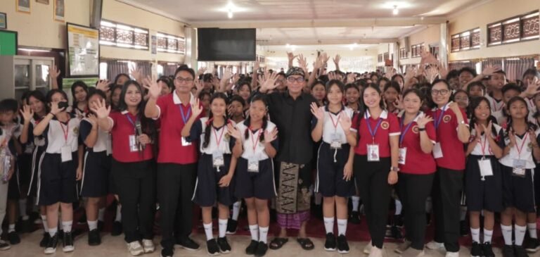 Pada hari kedua Masa Pengenalan Lingkungan Sekolah (MPLS), Sekretaris Daerah Kota Denpasar sekaligus Ketua Kelompok Kerja Penyelenggaraan Budaya Sekolah Aman dan Nyaman Kota Denpasar, I Gusti Ngurah Eddy Mulya, memberikan pembekalan kepada lebih dari 300 peserta didik baru di SMP PGRI 2 Denpasar, Selasa 14 Juli 2026.