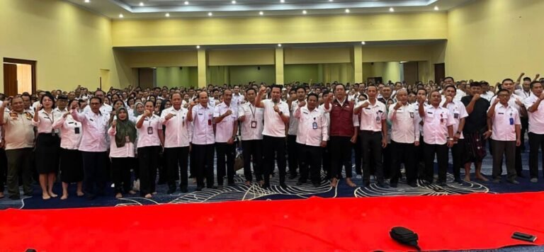 Bupati Jembrana I Made Kembang Hartawan menegaskan Agen Perlinsos wajib menyampaikan hasil pendataan secara transparan dan membuka ruang sanggah agar bantuan sosial tepat sasaran.