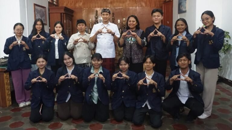 Wakil Bupati Klungkung, Tjokorda Gde Surya Putra, bersama perwakilan Organisasi Mahasiswa (Ormawa) Universitas Udayana di ruang kerja Wakil Bupati, Kamis 16 Juli 2026.