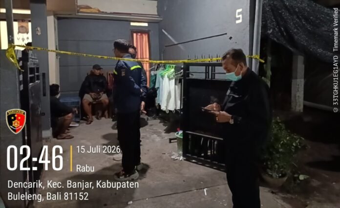 Petugas kepolisian saat melakukan olah TKP di rumah kontrakan kawasan BTN Dencarik Garden, Desa Dencarik, Kecamatan Banjar, Buleleng.