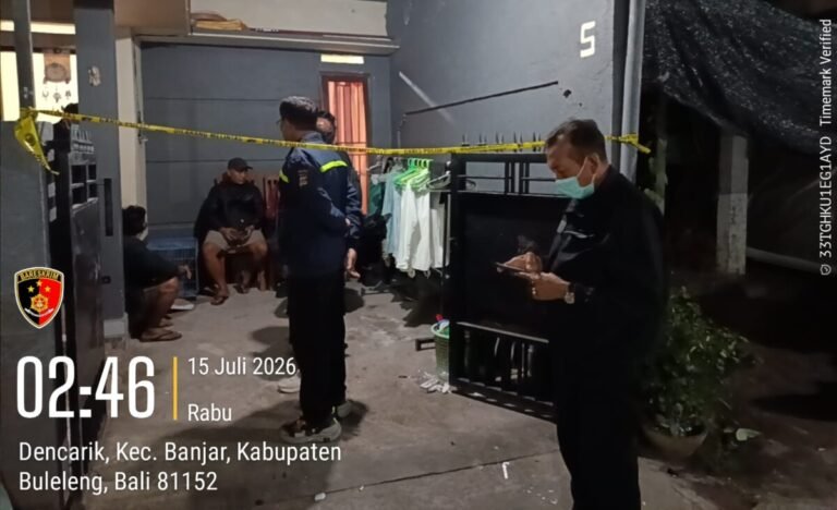 Petugas kepolisian saat melakukan olah TKP di rumah kontrakan kawasan BTN Dencarik Garden, Desa Dencarik, Kecamatan Banjar, Buleleng.