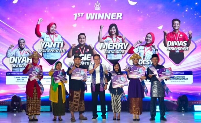 GM Corporate Communication AHM Ahmad Muhibbuddin (tengah) dan GM HC3 AHM Antok Yuniarso (kanan) berinteraksi hangat dengan peserta Kontes Layanan Honda Nasional (KLHN) 2026.