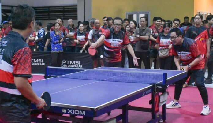 Wali Kota Denpasar, I Gusti Ngurah Jaya Negara bersama Wakil Wali Kota, I Kadek Agus Arya Wibawa saat secara resmi membuka Turnamen Tenis Meja Hari Pajak Tahun 2026 di Graha Yowana Suci, Denpasar, Jumat (17/7/2026).