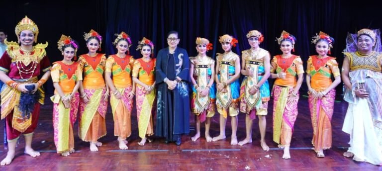 Ketua TP PKK Provinsi Bali, Putri Suastini Koster, menghadiri pertunjukan puisi-musik bertajuk “Sura-Atma” yang dipentaskan dalam rangkaian Festival Seni Bali Jani (FSBJ) VIII Tahun 2026 di Gedung Ksirarnawa, Taman Budaya Provinsi Bali, Jumat 17 Juli 2026.