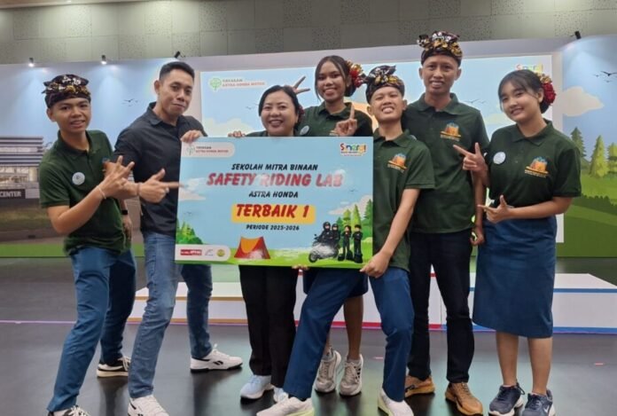 Prestasi membanggakan kembali ditorehkan dunia pendidikan Bali. SMAN Bali Mandara berhasil meraih predikat Terbaik 1 Sekolah Mitra Binaan Safety Riding Lab Astra Honda Periode 2025–2026 setelah melalui proses penilaian nasional yang berlangsung dalam ajang Safety Riding Camp (SRC) 2026.