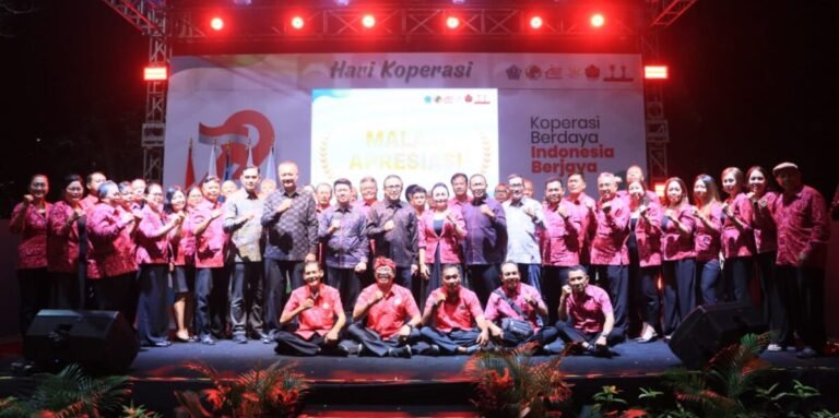 Walikota Denpasar, I Gusti Ngurah Jaya Negara dalam kesempatan menghadiri Malam Apresiasi Puncak Peringatan HUT Ke-79 Koperasi Indonesia yang digelar di Lapangan Lumintang, Denpasar, Minggu (19/7/2026).