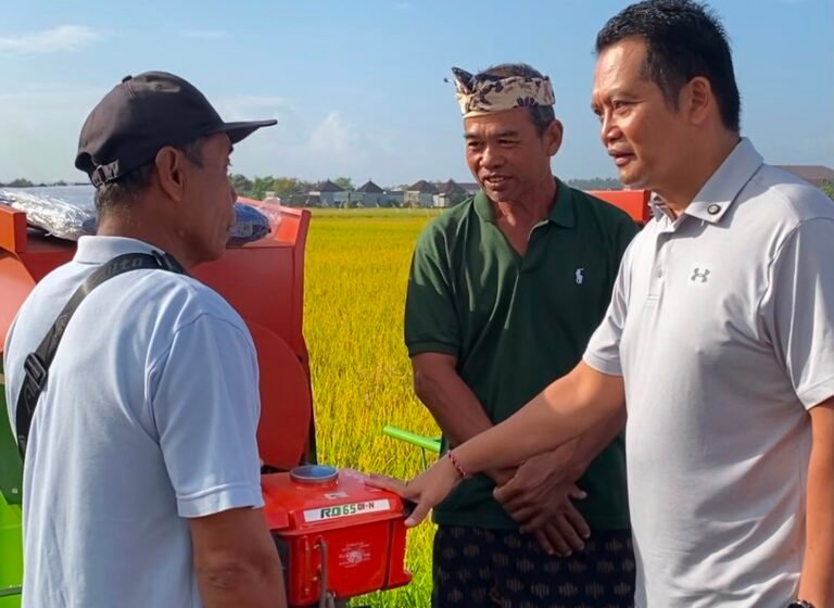 Bupati Jembrana I Made Kembang Hartawan menyerahkan bantuan power thresher kepada tujuh subak untuk memperkuat mekanisasi pertanian serta meningkatkan produktivitas dan ketahanan pangan daerah.
