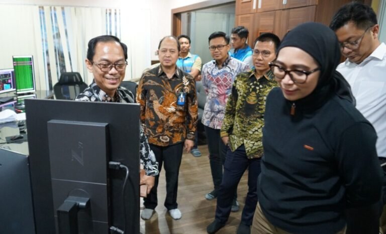 Direktur Distribusi Arsyadany Ghana Akmalaputri (paling kanan) disampingi Manager UP2D Bali (paling kiri) melakukan site visit ke DCC UP2D Bali untuk meninjau implementasi PoC DERMS.