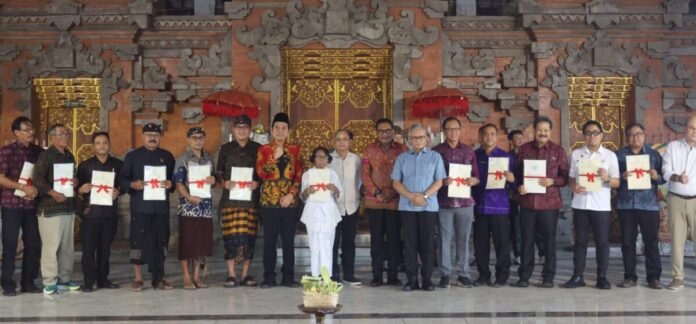 Wawali Denpasar I Kadek Agus Arya Wibawa menghadiri penyerahan sertifikat tanah rumah ibadah dan aset daerah sebagai bentuk penguatan kepastian hukum serta perlindungan aset pemerintah.