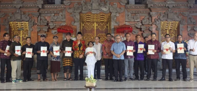Wawali Denpasar I Kadek Agus Arya Wibawa menghadiri penyerahan sertifikat tanah rumah ibadah dan aset daerah sebagai bentuk penguatan kepastian hukum serta perlindungan aset pemerintah.