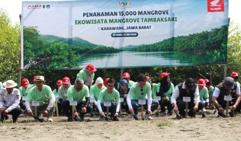 Jajaran manajemen PT Astra Honda Motor bersama Pemerintah Provinsi Jawa Barat, Pemerintah Kabupaten Karawang melakukan penanaman pohon mangrove di Kawasan Ekowisata Mangrove Tambaksari, Karawang (22/7/2026)