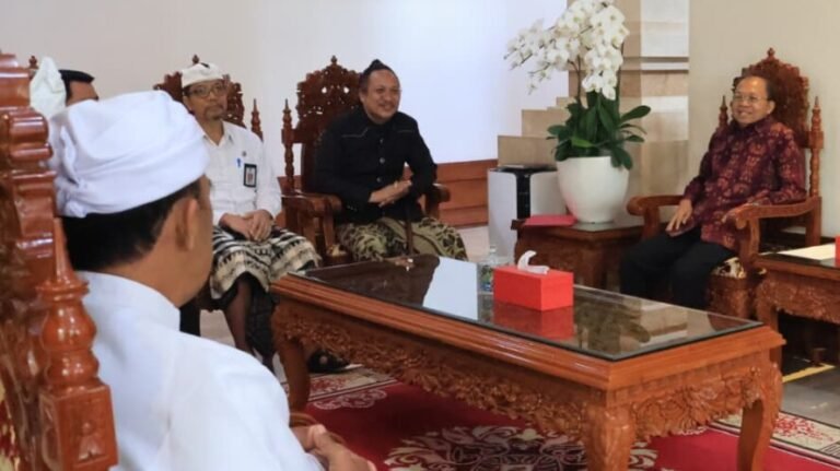 Gubernur Bali Wayan Koster menyatakan komitmennya untuk mendukung penuh penyelenggaraan Karya Tawur Agung Manca Wali Krama sekaligus renovasi Pura Ulun Danu Batur.