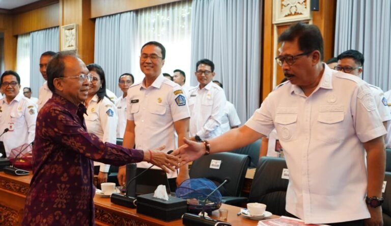 Pemerintah Provinsi Bali memastikan pemenuhan target nasional penetapan Lahan Pertanian Pangan Berkelanjutan (LP2B). Kepastian tersebut disampaikan dalam rapat koordinasi yang dipimpin langsung Gubernur Bali Wayan Koster bersama bupati/wali kota se-Bali di Gedung Kertha Sabha, Jayasabha, Denpasar, Rabu 22 Juli 2026.