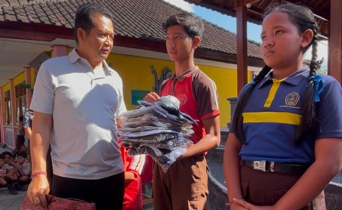 Bupati Jembrana I Made Kembang Hartawan menyerahkan 138 paket seragam sekolah melalui program CSR untuk mendukung pendidikan anak-anak dari keluarga kurang mampu.