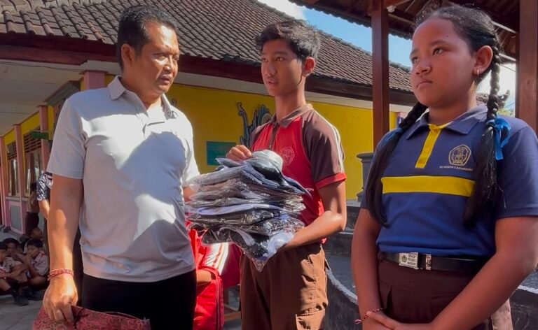 Bupati Jembrana I Made Kembang Hartawan menyerahkan 138 paket seragam sekolah melalui program CSR untuk mendukung pendidikan anak-anak dari keluarga kurang mampu.