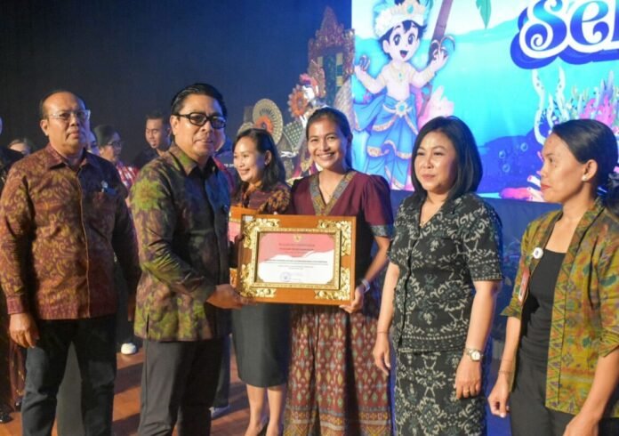 Wakil Wali Kota Denpasar, I Kadek Agus Arya Wibawa saat menghadiri Peringatan Hari Anak Nasional (HAN) 2026 di Kota Denpasar yang dirangkaikan Festival Anak Denpasar 2026 yang dipusatkan di Gedung Dharma Negara Alaya (DNA), Jumat (24/7/2026).