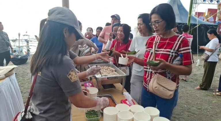 Hari kedua penyelenggaraan Lovina Festival 2026 di Pantai Tasik Madu, Lovina, Sabtu 25 Juli 2026, diwarnai pelaksanaan Gerakan Memasyarakatkan Makan Ikan (Gemarikan).