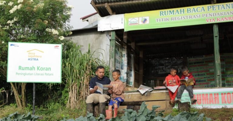Suasana Rumah Koran di Desa Sejahtera Astra Kanreapia, Kabupaten Gowa, Sulawesi Selatan. Berawal dari ruang belajar sederhana ini, masyarakat memperluas akses terhadap informasi dan pengetahuan yang menjadi fondasi pengembangan pertanian, pendidikan, dan pemberdayaan masyarakat di desa.
