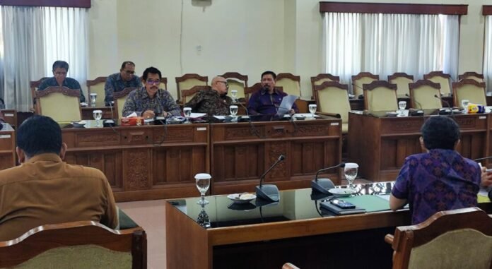 Komisi I DPRD Provinsi Bali menggelar Rapat Dengar Pendapat (RDP) bersama Himpunan Nelayan Seluruh Indonesia (HNSI) Provinsi Bali di Gedung DPRD Bali, Senin 27 Juli 2026.
