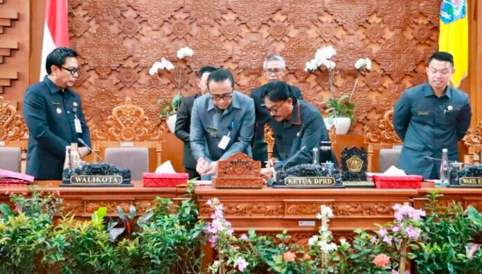 Wali Kota Denpasar, I Gusti Ngurah Jaya Negara dan Wakil Wali Kota Denpasar, I Kadek Agus Arya Wibawa saat menghadiri Rapat Paripurna Ke-10 Masa Persidangan II, DPRD Kota Denpasar Setujui Penetapan Ranperda KUA-PPAS TA 2027 yang dipimpin Ketua DPRD Kota Denpasar, I Gusti Ngurah Gede, itu turut didampingi Wakil Ketua Ida Bagus Yoga Adi Putra, I Wayan Mariana Wandira dan Dr. Made Oka Cahyadi Wiguna, di Gedung DPRD Kota Denpasar, Selasa (28/7/2026).
