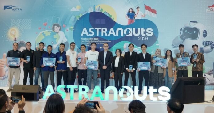 Chief of Corporate Affairs Astra Boy Kelana Soebroto (kedelapan kanan) berfoto bersama para pemenang Astranauts 2026 usai Awarding Astranauts 2026 di Jakarta, Senin (28/7). Pemberian apresiasi kepada 12 pemenang dalam dua kategori, yaitu Product Track dan Idea Track, dilakukan pada kesempatan tersebut.